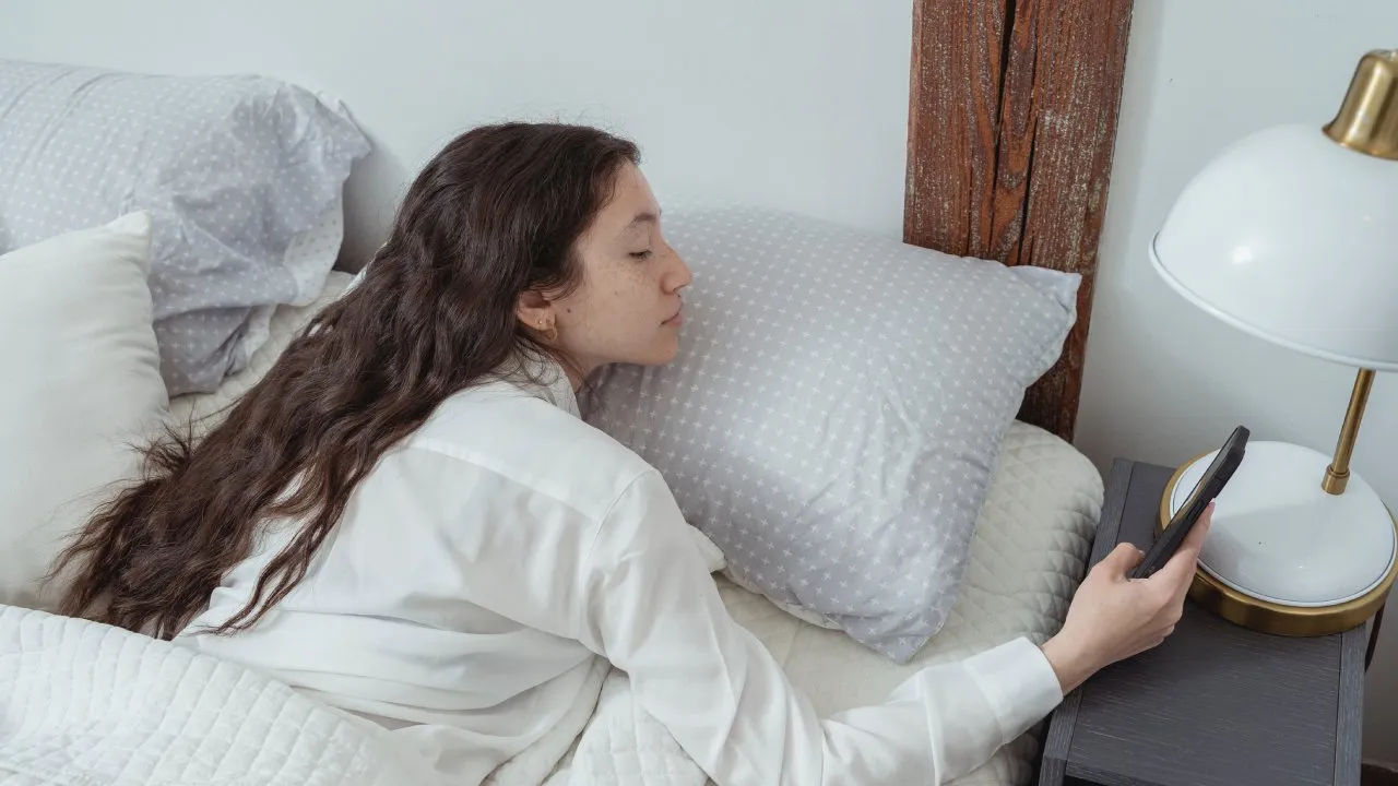 ¿Qué tan malo es revisar el celular apenas te despertás?