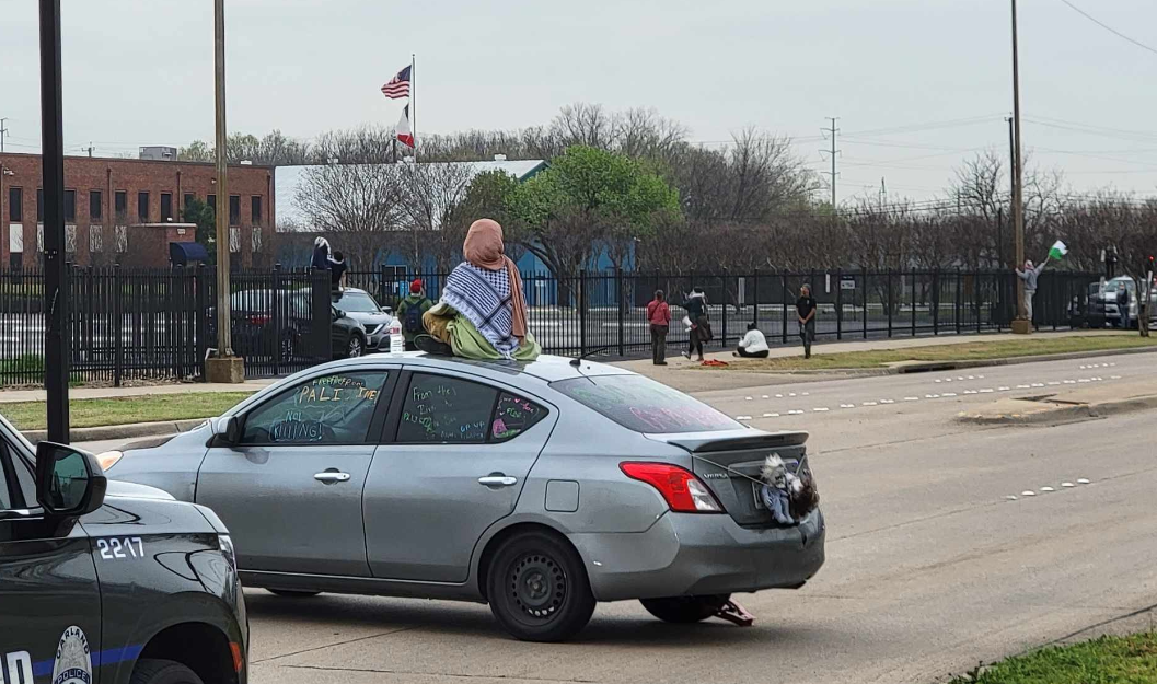 Manifestantes bloquean carretera a fábrica de armas en Texas