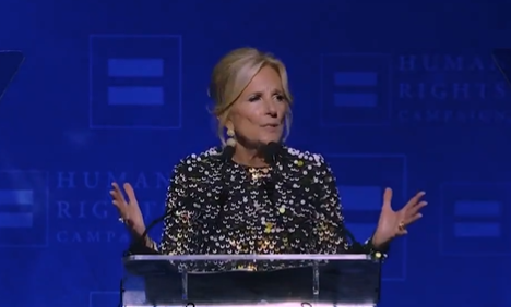 Jill Biden compara oposición a libros de pornografia gay en escuelas con nazismo