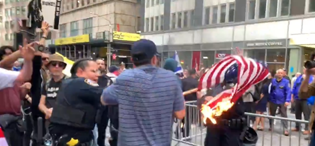 Incidente en protesta sionista: Bandera estadounidense prendida en llamas