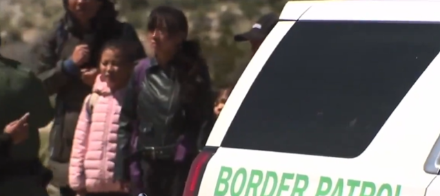 Juez ordena a patrulla fronteriza cuidar de niños migrantes en campamentos