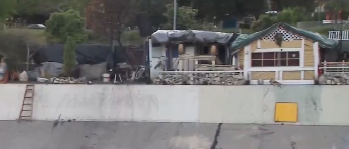 Personas sin hogar construyen ‘casas’ con materiales de desecho en California