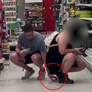 Pervertido graba debajo de falda de una chica en Target