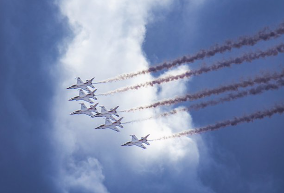 Thunderbirds de la fuerza aérea deslumbra con espectaculares maniobras