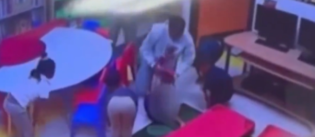 Empleada de guardería acusada de abuso infantil tras video de maltrato a niño de 4 años