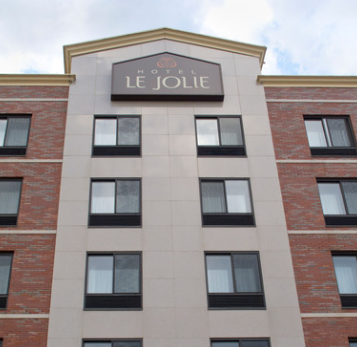 Hotel Le Jolie en Nueva York se transforma en refugio de emergencia para inmigrantes
