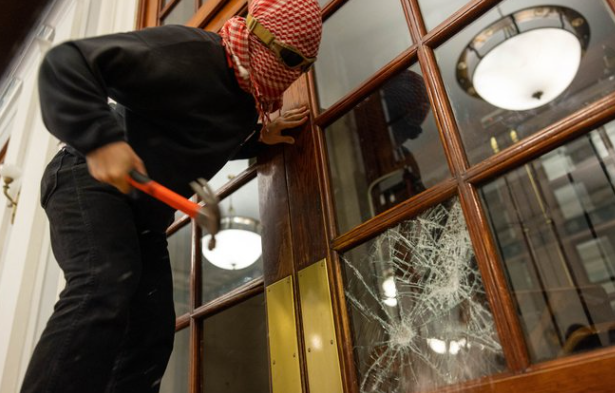 Manifestantes pro Palestinos toman Hamilton Hall de la Universidad de Columbia