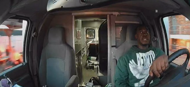 VIDEO: Hombre roba ambulancia mientras médicos atienden llamada de emergencia