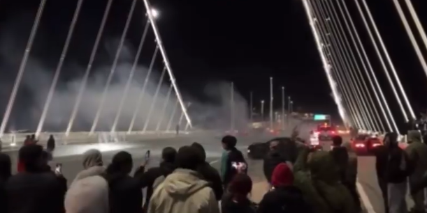 Caos en el Puente de la Bahía: Conductores cierran el tráfico para realizar acrobacias ilegales