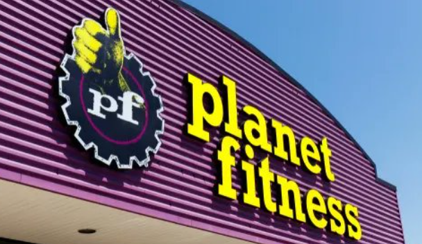 Amenazas de bomba en Planet Fitness tras incidente de mujer trans afeitándose en baño de mujeres.