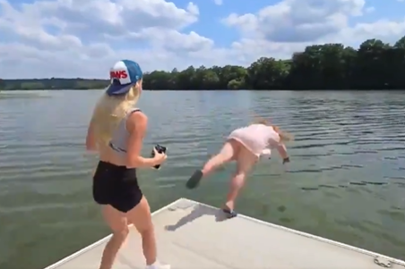 Streamer desafía a mujer a saltar a un lago y huye riendo mientras la mujer pide ayuda