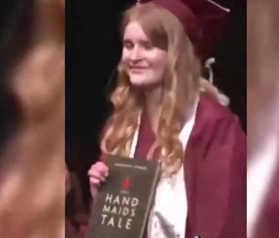 Estudiante de Idaho protesta durante su graduación por la eliminación de «El cuento de la criada»