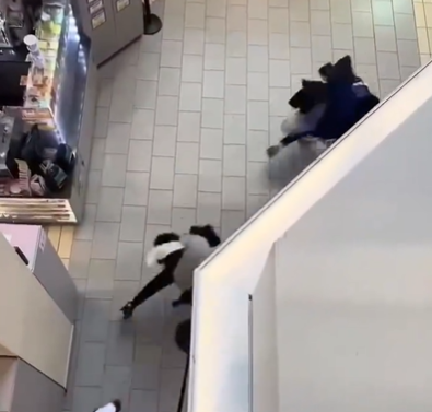 Aumentan los robos descarados en tiendas en el Skyview Mall de Flushing