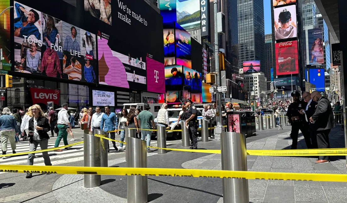 Tres hombres atacan con machete a otro en McDonald’s de Times Square