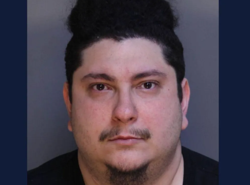 Hombre maltrató a un bebe y lo arrojo sobre su chihuahua matando al animal