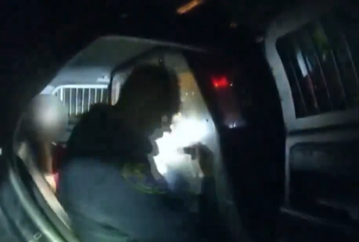 Oficial de policía renuncia tras quedar encerrado en asiento trasero de su patrulla con una arrestada