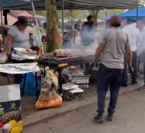Parque de Queens abarrotado con migrantes ecuatorianos y puestos ambulantes