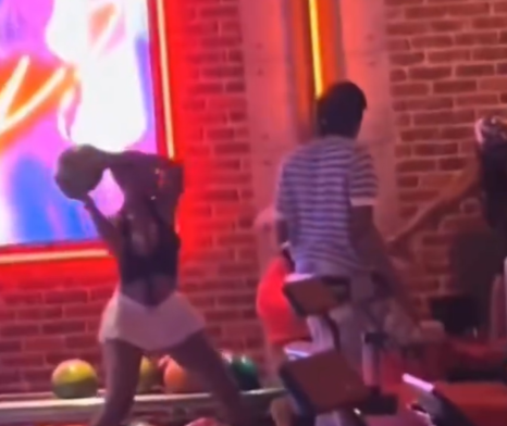 Mujer lanza bola de boliche en pelea en local de Brickell, Miami