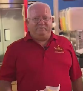 Matones atacan dueño de restaurante después de romper platos y negarse a pagar cuenta
