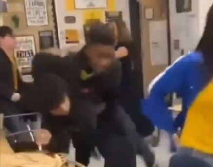 Estudiante de secundaria de Texas ataca a maestra durante pelea en clase