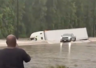 VIDEO: Camión es arrastrado por fuerte inundación en Texas