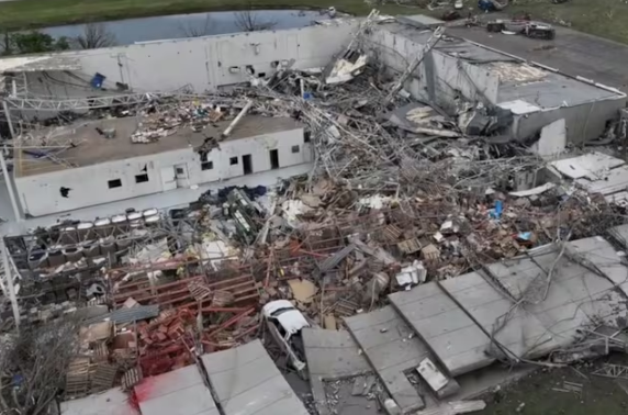 VIDEO: Tornado EF-3 arrasó con almacén Garner Industries en Nebraska