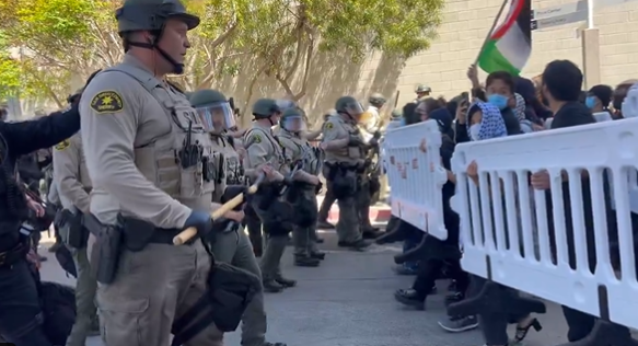 Arrestos masivos en UC San Diego tras enfrentamientos entre manifestantes y policía