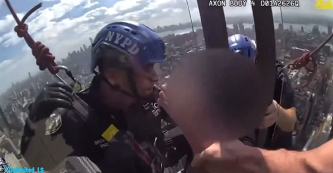 VIDEO: Policía de Nueva York salva a mujer ‘suicida’ en azotea de 54 pisos