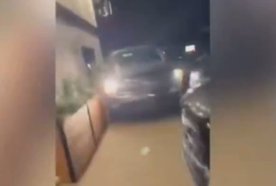 Hombre arrestado después de chocar contra autos estacionados fuera de un bar