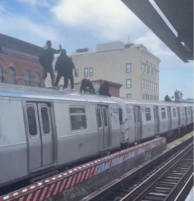Adolescentes arriesgan sus vidas en el metro de Nueva York por likes en redes sociales