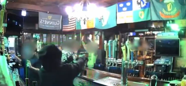 VIDEO: Ladrones armados robaron el Irish Nobleman Pub en Chicago
