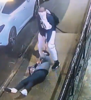 Hombre captado en video estrangulando a mujer con cinturón en Nueva York