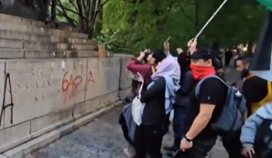 Padre entrega a su hijo pro-Palestino por vandalizar monumento historico en Nueva York