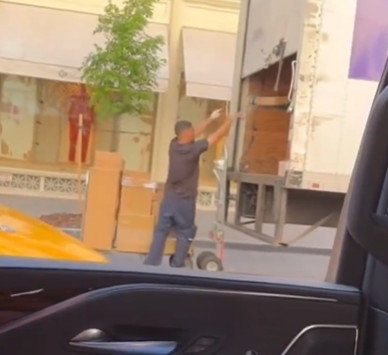 FedEx despide a conductor tras video viral arrojando paquetes a su camión