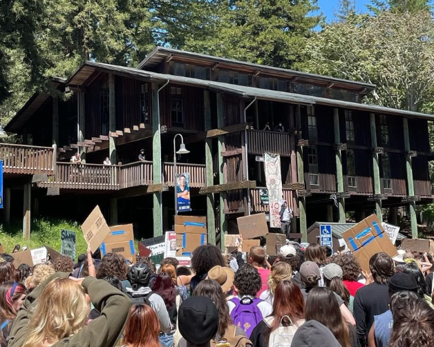 Manifestantes de UC Santa Cruz se preparan para confrontación con policía por fracaso en negociaciones