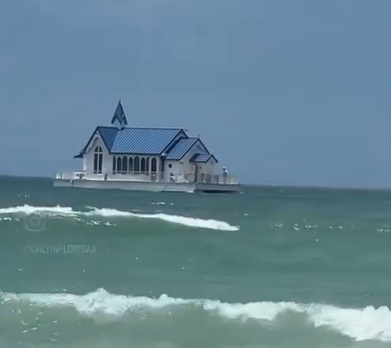 En Florida chica graba casa flotante cerca de la playa