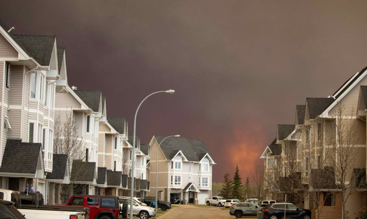 Numerosos incendios forestales arrasan Canadá y generan crisis humanitaria