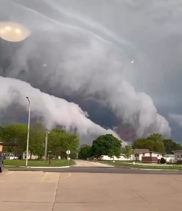 Supercélula masiva desata una tormenta en Hennessey, Oklahoma
