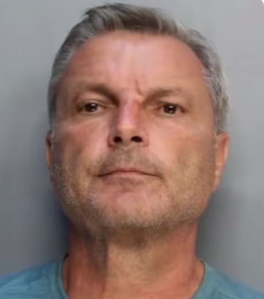 Padre es acusado de estrangular a niño en patio de recreo tras pelea infantil