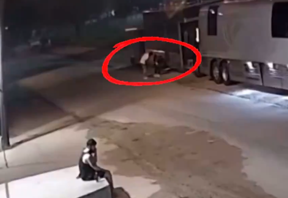 Hombre toma tranquilamente su cerveza mientras observa cómo asaltan a otro en Dallas