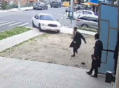 Maníaco intenta atropellar a estudiantes ortodoxos y a rabino afuera de escuela Judía en Brooklyn