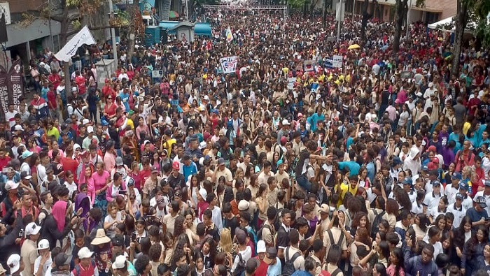 Jóvenes y estudiantes venezolanos marchan contra sanciones de EEUU