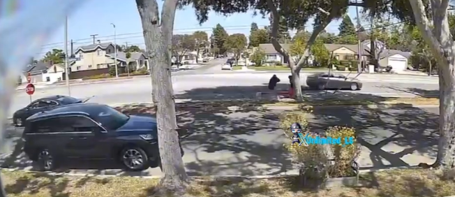 Adolescente es asaltada mientras esperaba el autobús en Long Beach