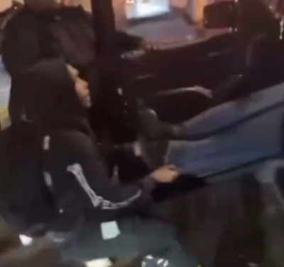 Brutal pelea entre una banda de individuos y un hombre inocente