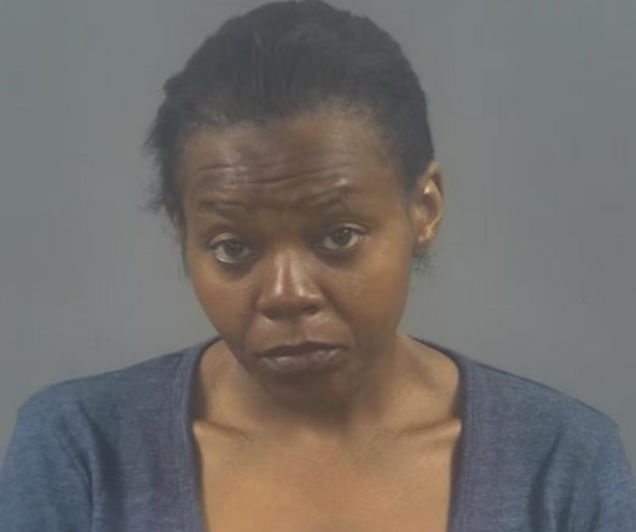 Mujer acusada de intentar dar a luz en baño de IHOP y tratar de tirar al bebé por el inodoro