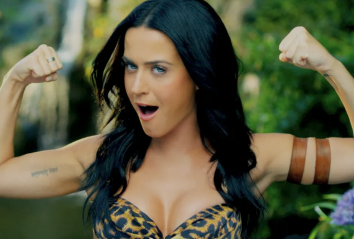Katy Perry edita discurso de graduación para apoyar a mujeres y comunidad LGBTQ+ en el mes del orgullo