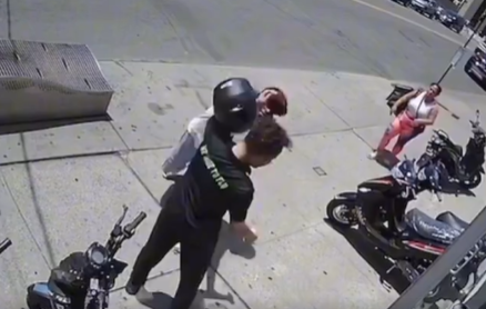 Hombre golpea a trabajador con un casco antes de ser apuñalado en Nueva York