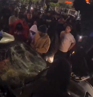 Caos en las calles: Matones atacan automóvil durante toma ilegal