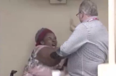 Mujer sufre colapso y agrede a periodista tras robo de maletas en Spirit Airlines