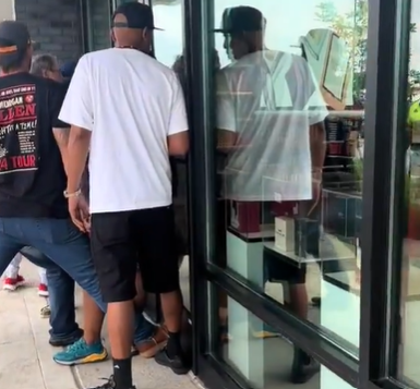 Compradores atrincheran a ladrones dentro de una tienda Perfumania en Nashville